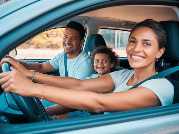 Família segura dentro do carro com documentação em dia